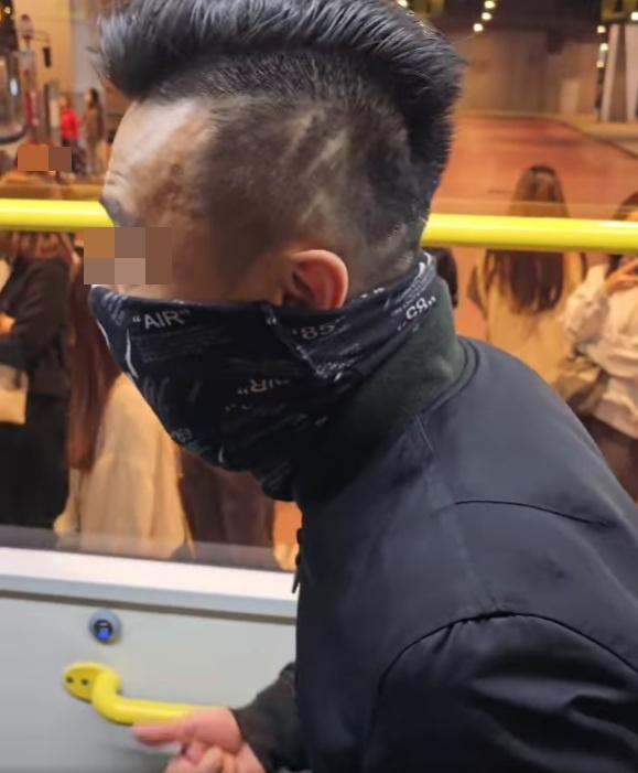 面巾男子攜帶「風火輪」上巴士拒絕落車。(網片截圖)