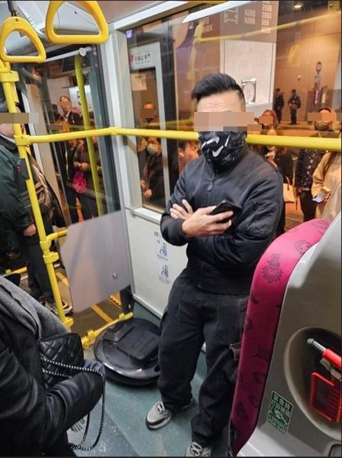 面巾男子攜帶「風火輪」上巴士拒絕落車。(網片截圖)