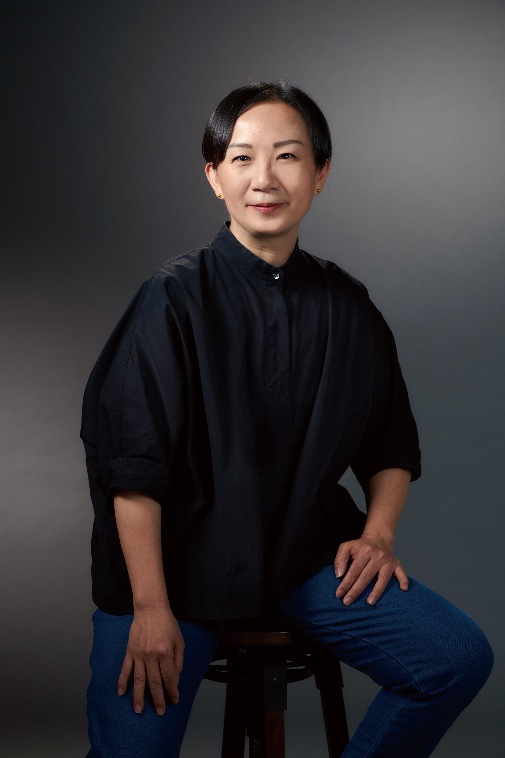 黃子翎認為「擊鼓本質是人內在風景的展現」,近年毅然投入老鼓譜的田野調查,她從口傳心授傳統鼓譜中,柔和多元媒材轉化成創作能量,融合在舞蹈中。