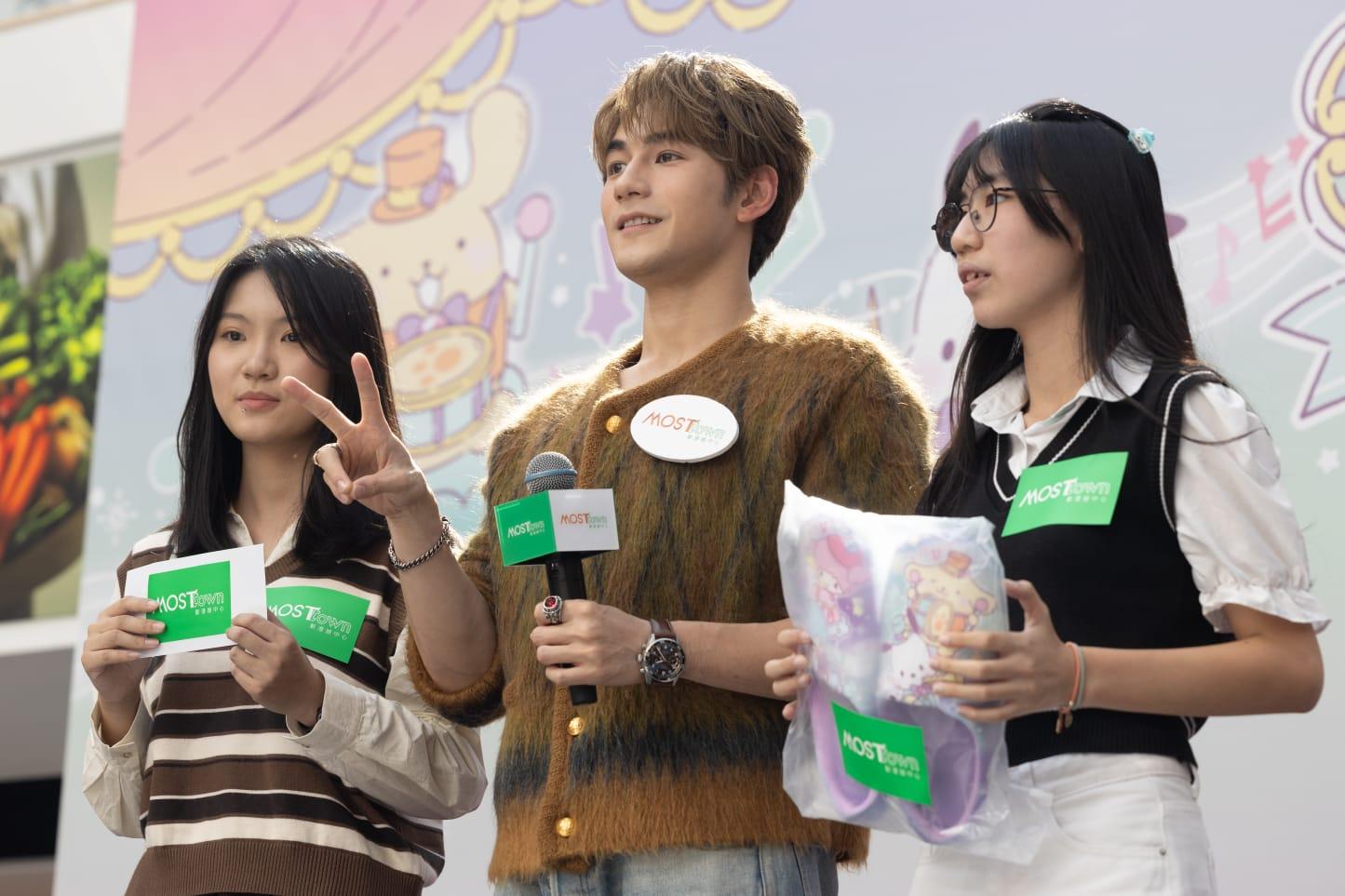 Jeffrey親民送上聖誕小禮物及影合照,引得fans開心甜笑。