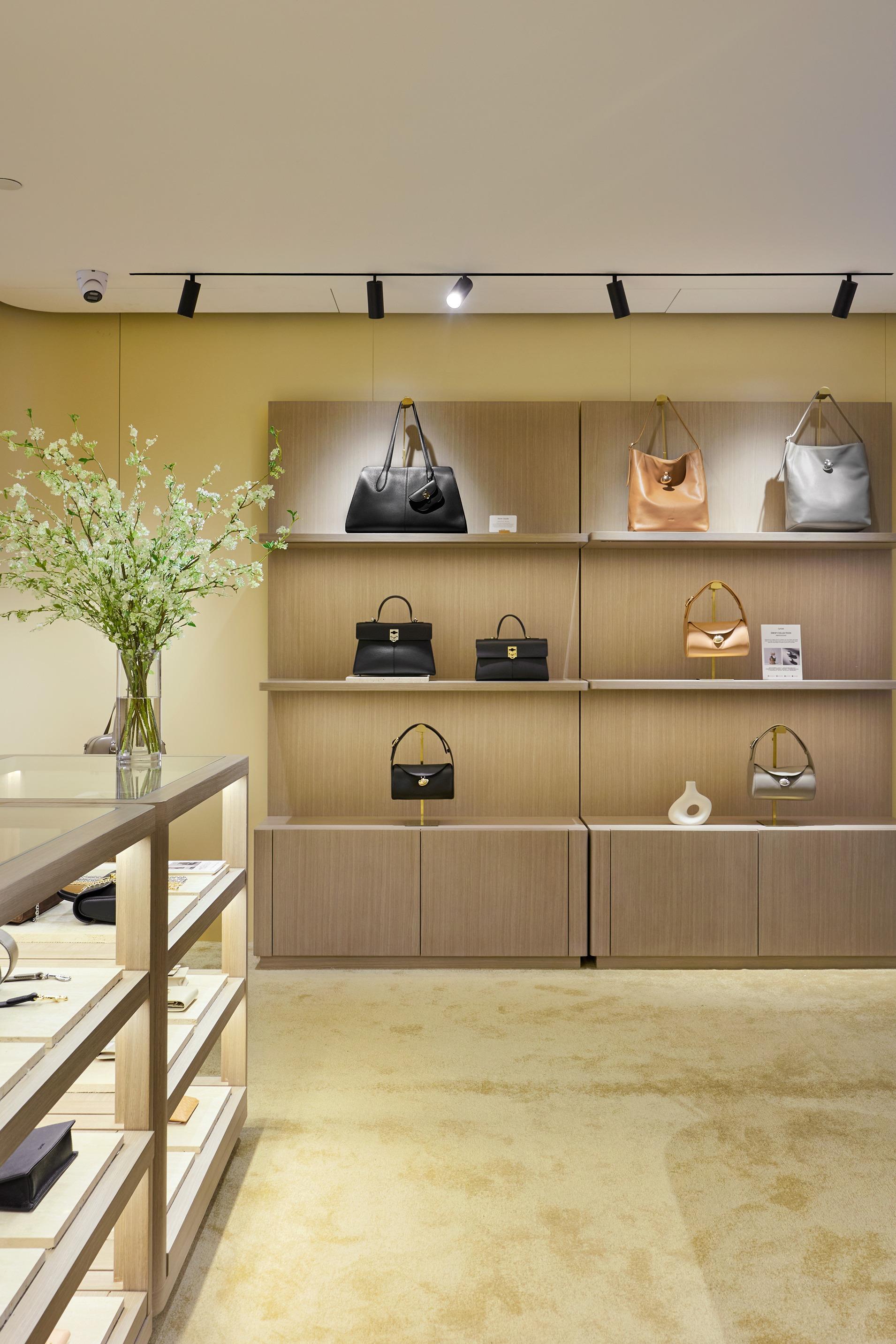 快閃店以品牌一貫的俐落線條與簡潔風格,逾700平方呎的空間與鮮明色調,立體重塑品牌獨立、重視細節的時尚態度。