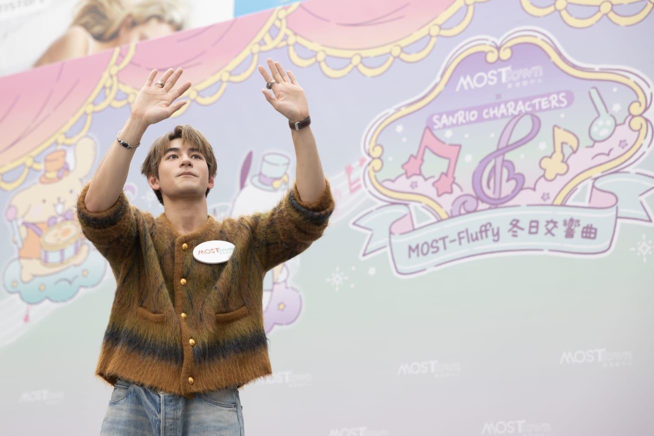 一舉一動都備受矚目的Jeffrey,到場時立即引起全場fans熱烈起哄。