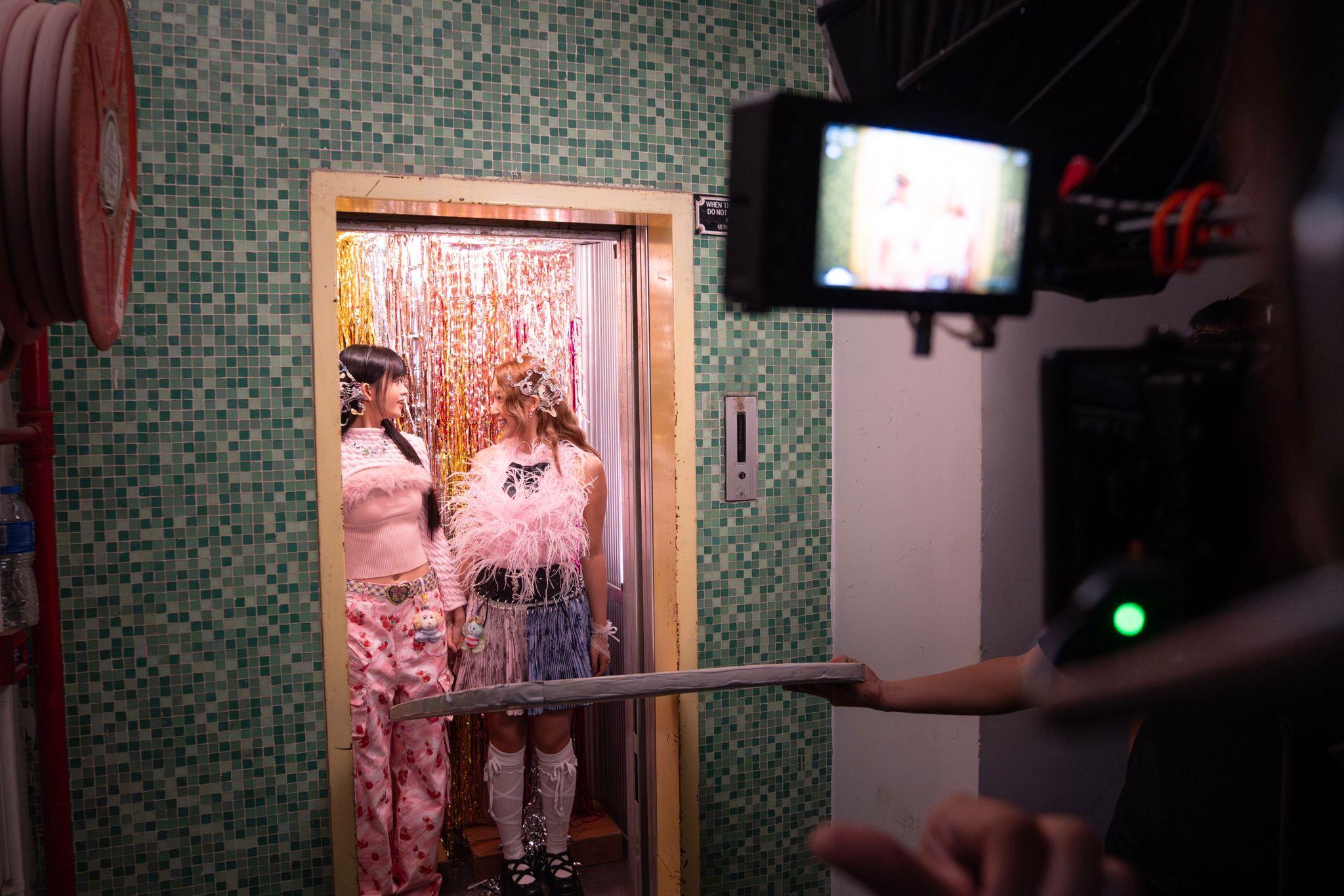 《Me& My Christmas Town》於一棟舊式住宅大廈取景。