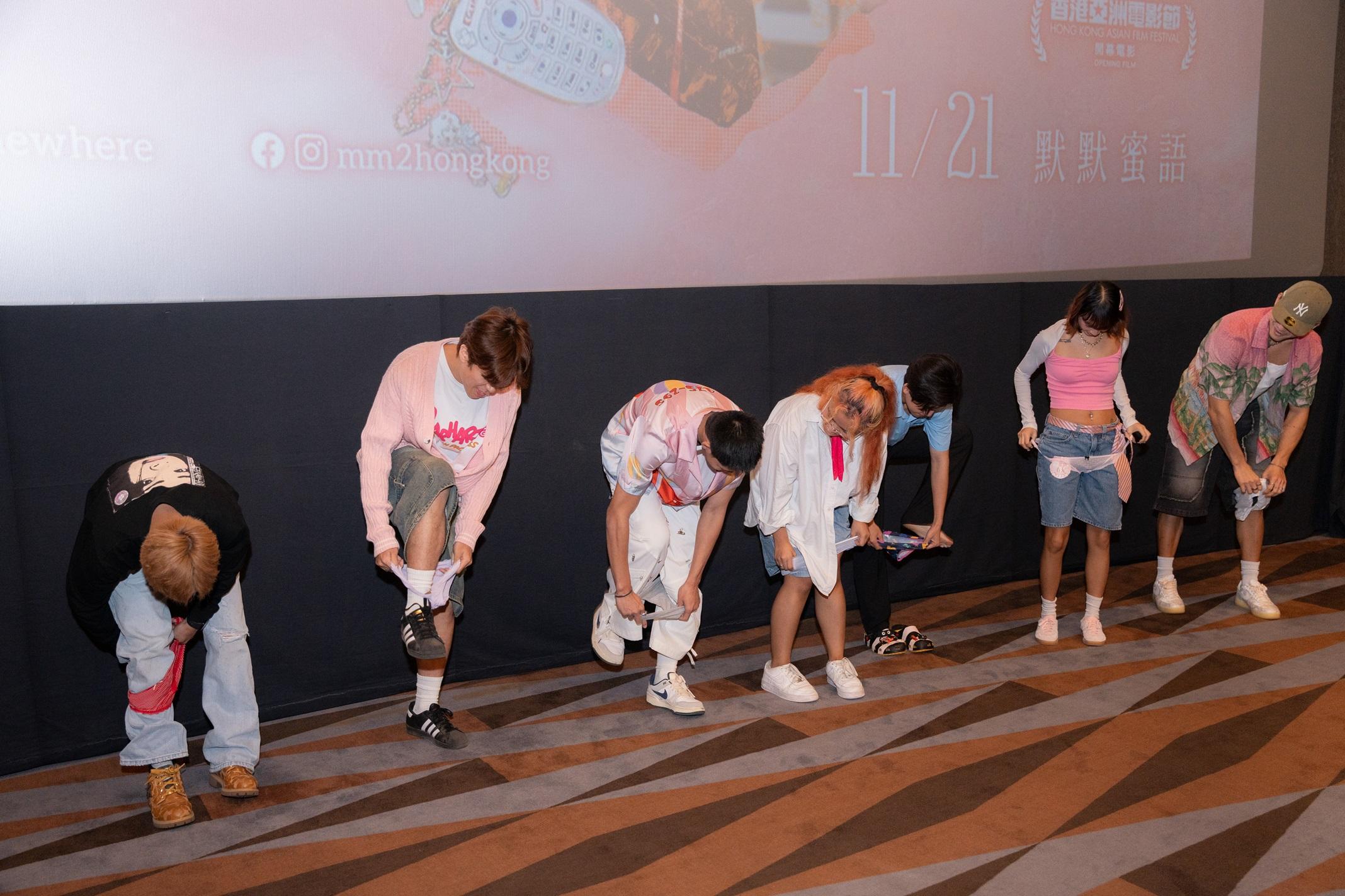 席上《寄了一整個春天》的台前幕後,於台上比賽鬥快除內褲。