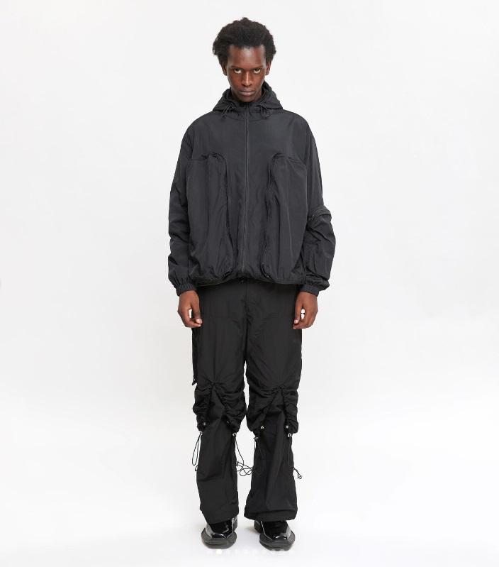 NILMANCE設計出以功能為核心,兼具獨特視覺風格的時尚服飾。