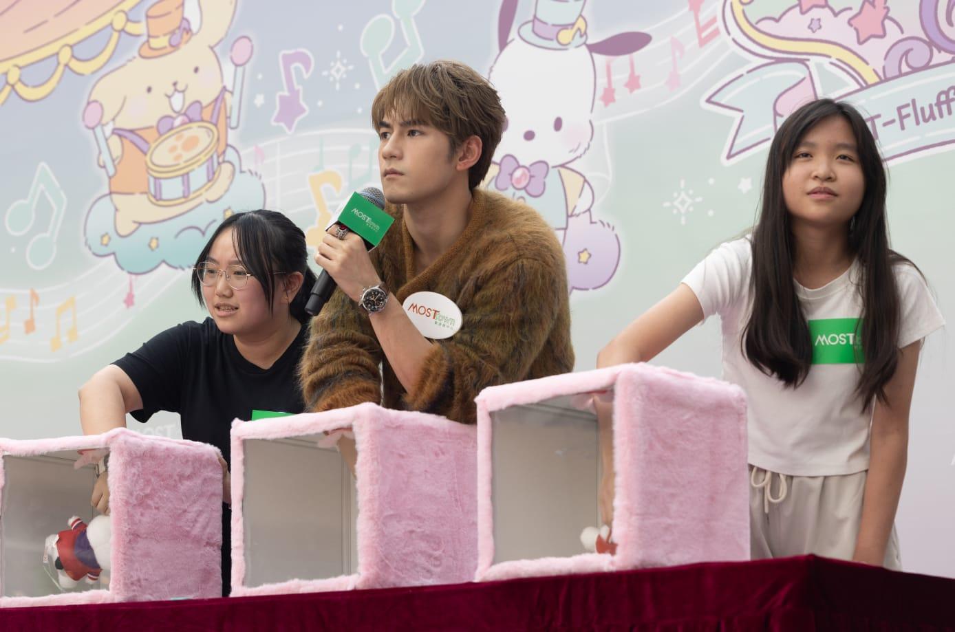 玩觸覺遊戲時,寵粉Jeffrey不斷讓賽。