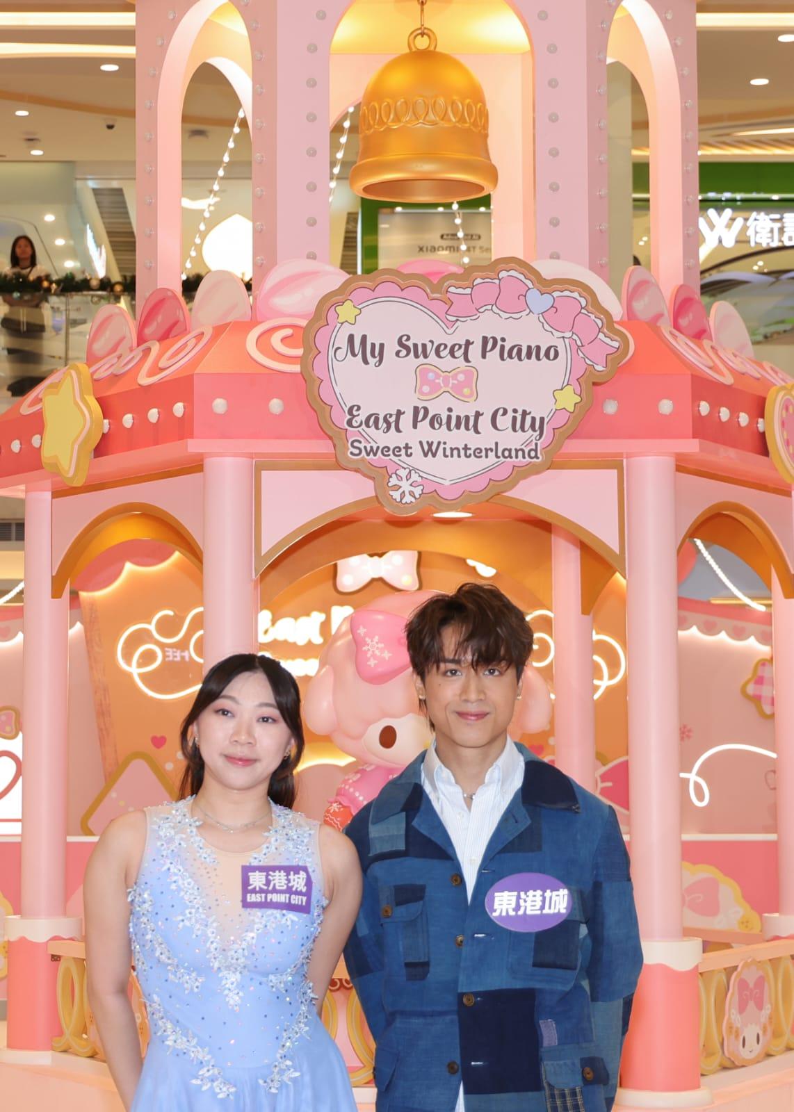 接受過滑冰訓練的AK,與運動員Rachelle交換滑冰心得。