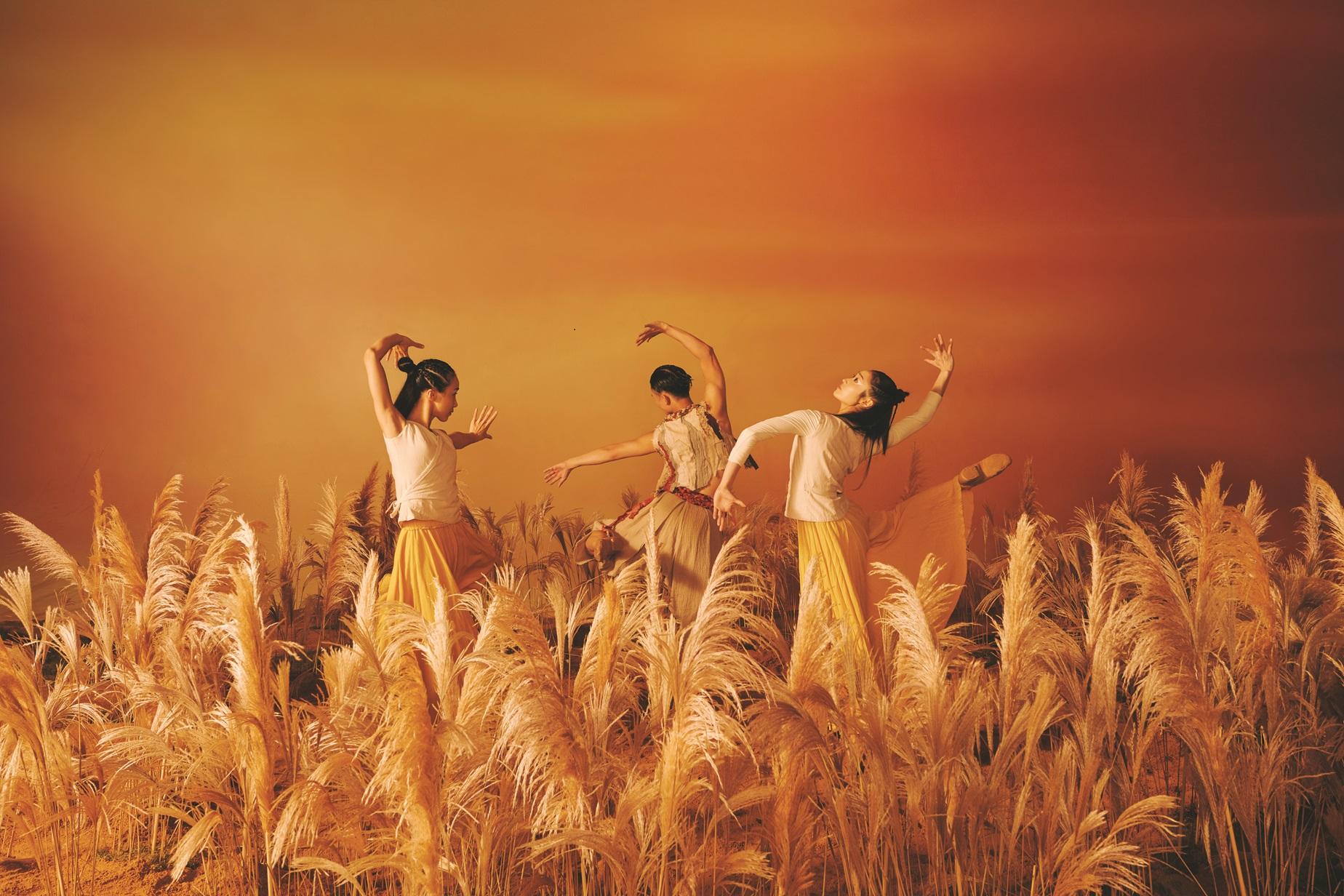 《心鼓行》精選9段舞作,翩翩舞影,流麗婉轉,讓觀眾走進色彩斑斕的舞蹈世界。