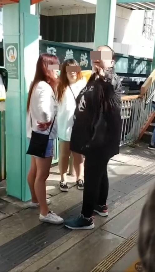 黑衣婦人聽到男乘客煽風點火,回頭反擊。(網片截圖)