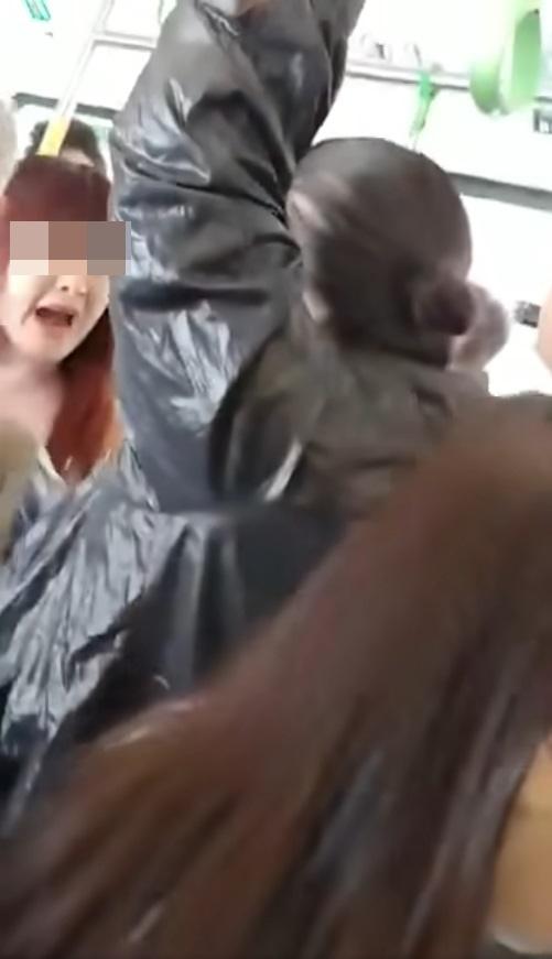 白衣婦人與黑衣婦人疑逼輕鐵爆衝突。(網片截圖)