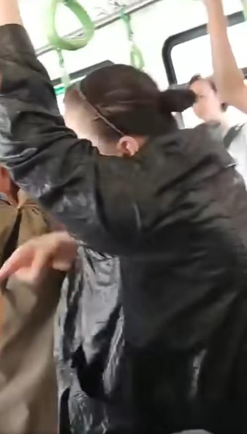 白衣婦人與黑衣婦人疑逼輕鐵爆衝突。(網片截圖)