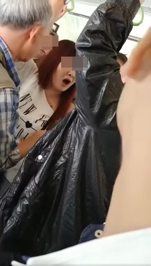 白衣婦人與黑衣婦人疑逼輕鐵爆衝突。(網片截圖)