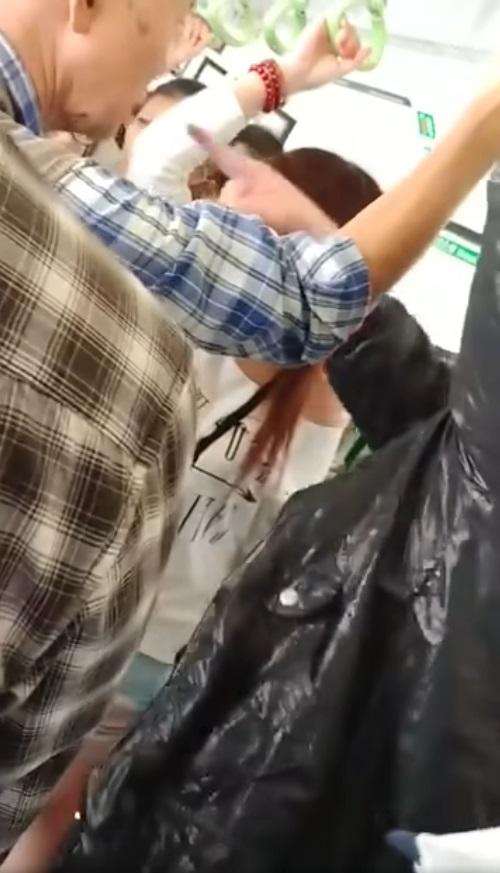 白衣婦人與黑衣婦人疑逼輕鐵爆衝突。(網片截圖)