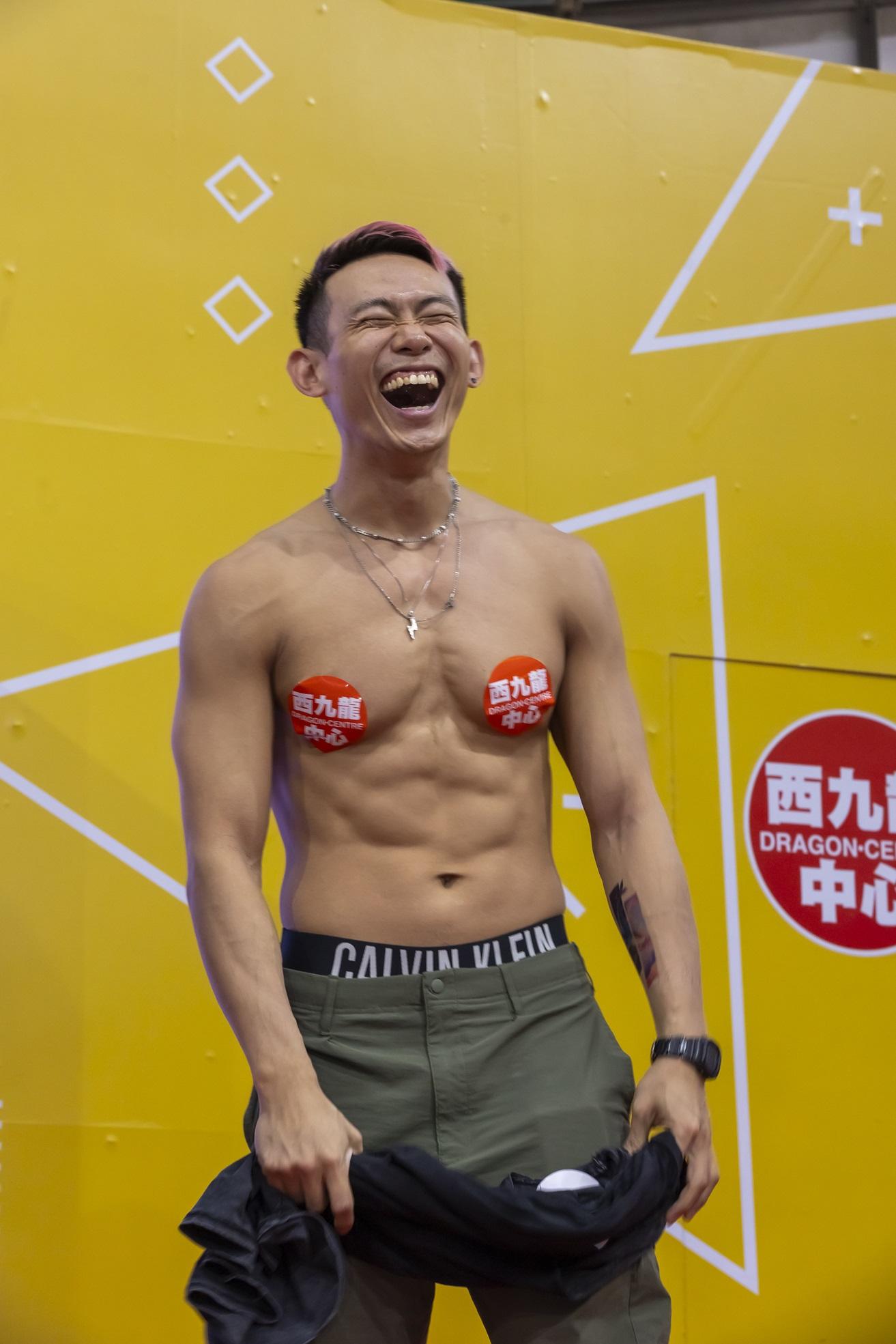 心口貼上紙貼的HoHo,炫耀結實肌肉線條。