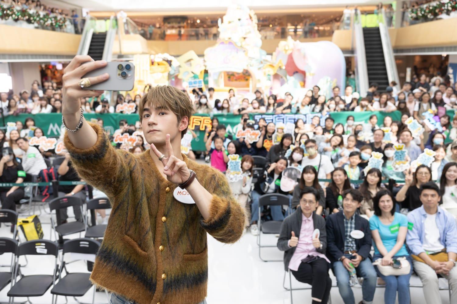 與台下fans大合照。