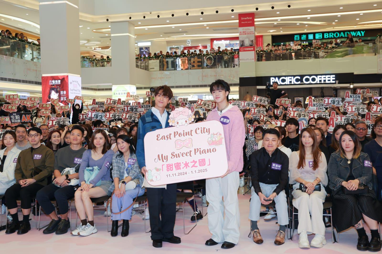 AK與希晉,專誠走到觀眾席,與支持他們的fans合照。