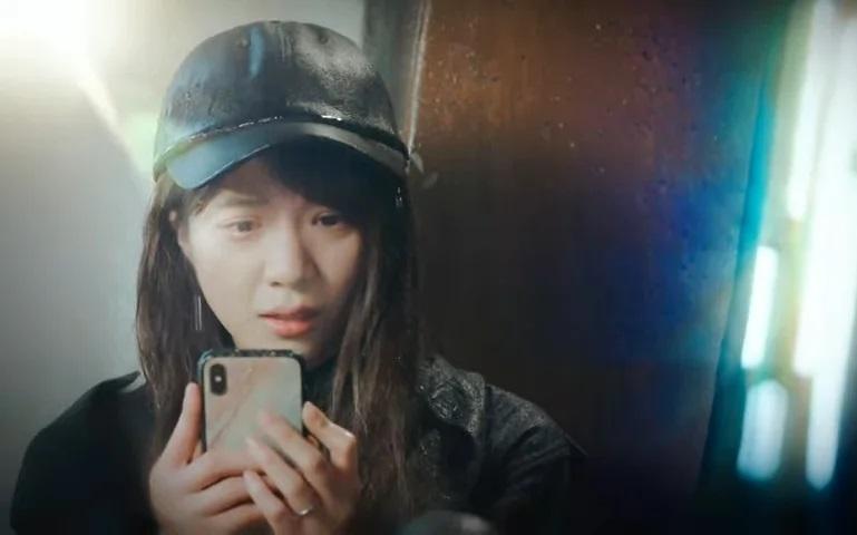 《異空感應》是陳曉華於2022年拍的作品。