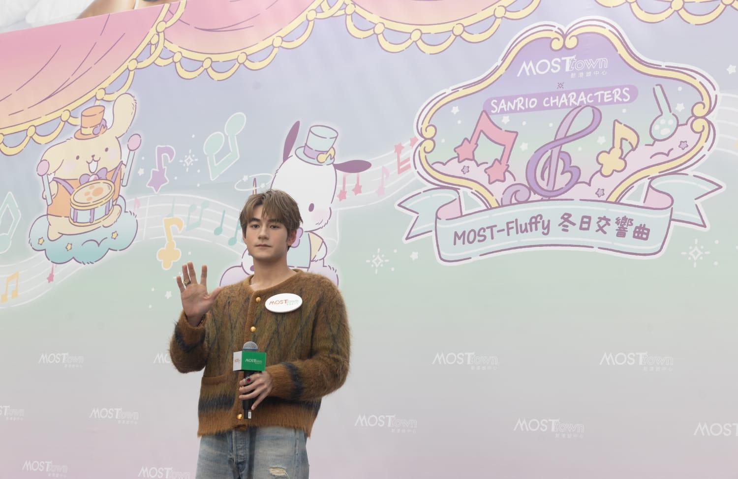 即席唱出《失約巴黎》,Jeffrey更走到台下,與圍欄外歌迷握手。