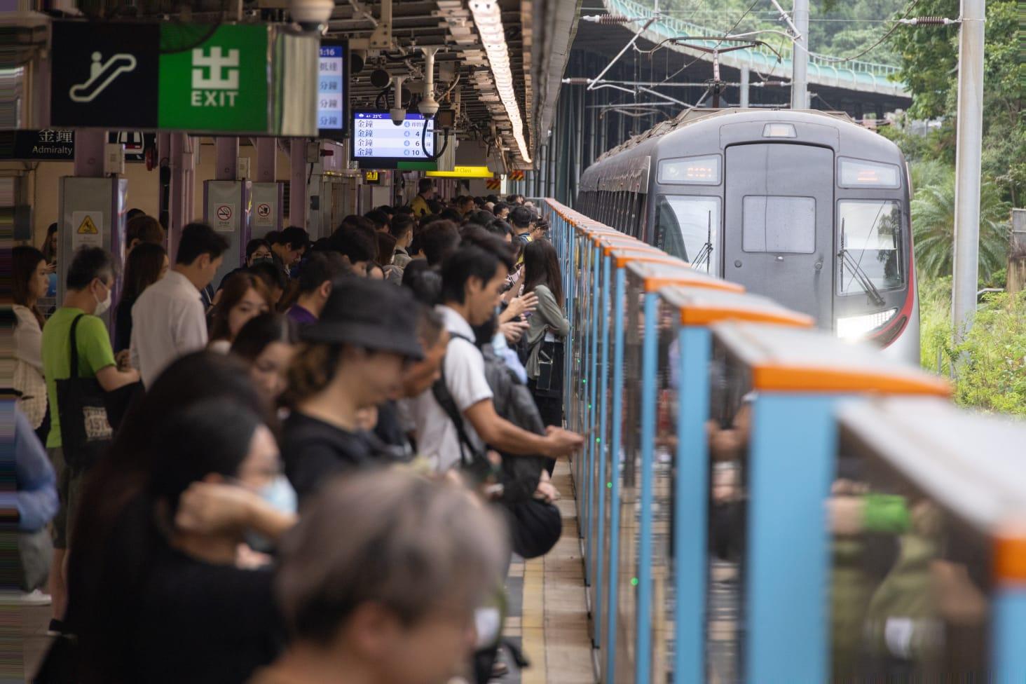 天文台在上午10時20分改發3號風球,意味著許多打工仔將要趕返工。(蘇文傑攝)