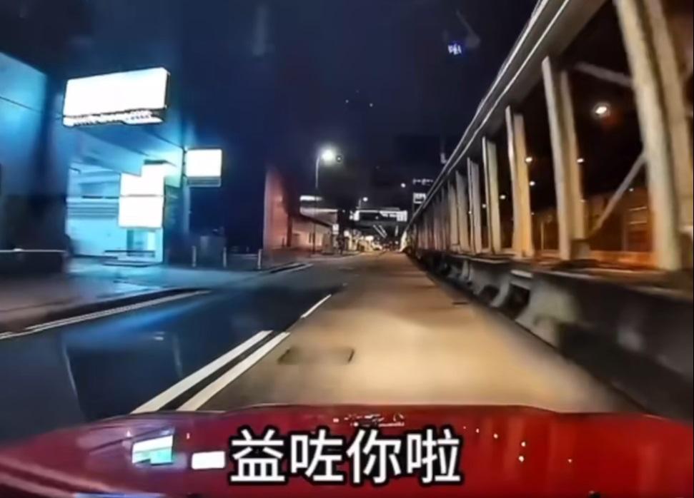 女乘客問:「我同你去新港(酒店)得唔得呀?……益咗你啦」。(網片截圖)