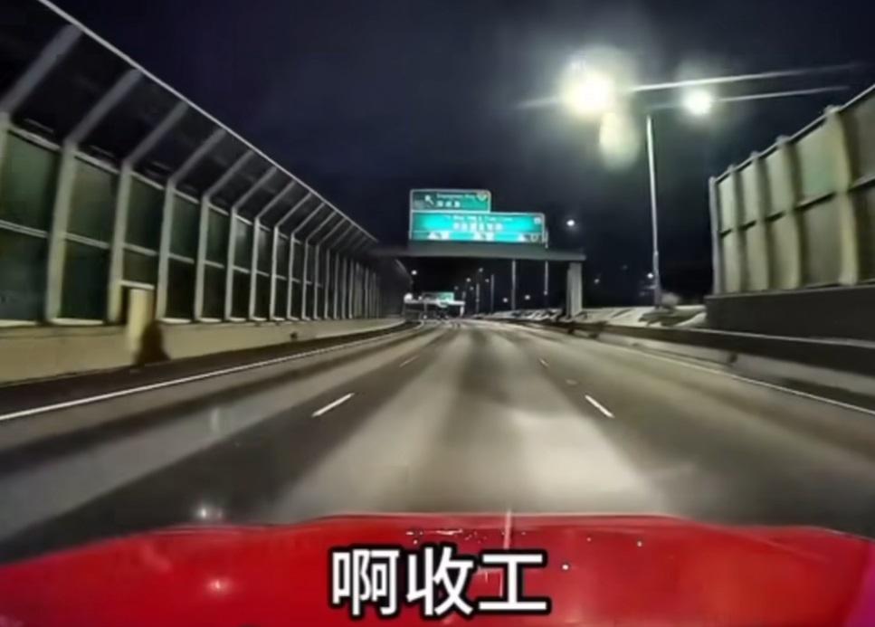 女乘客進一步挑逗的士司機收工做甚麼。(網片截圖)