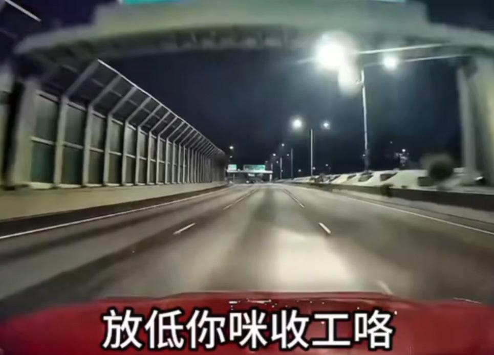 司機說載完女乘客收工。(網片截圖)