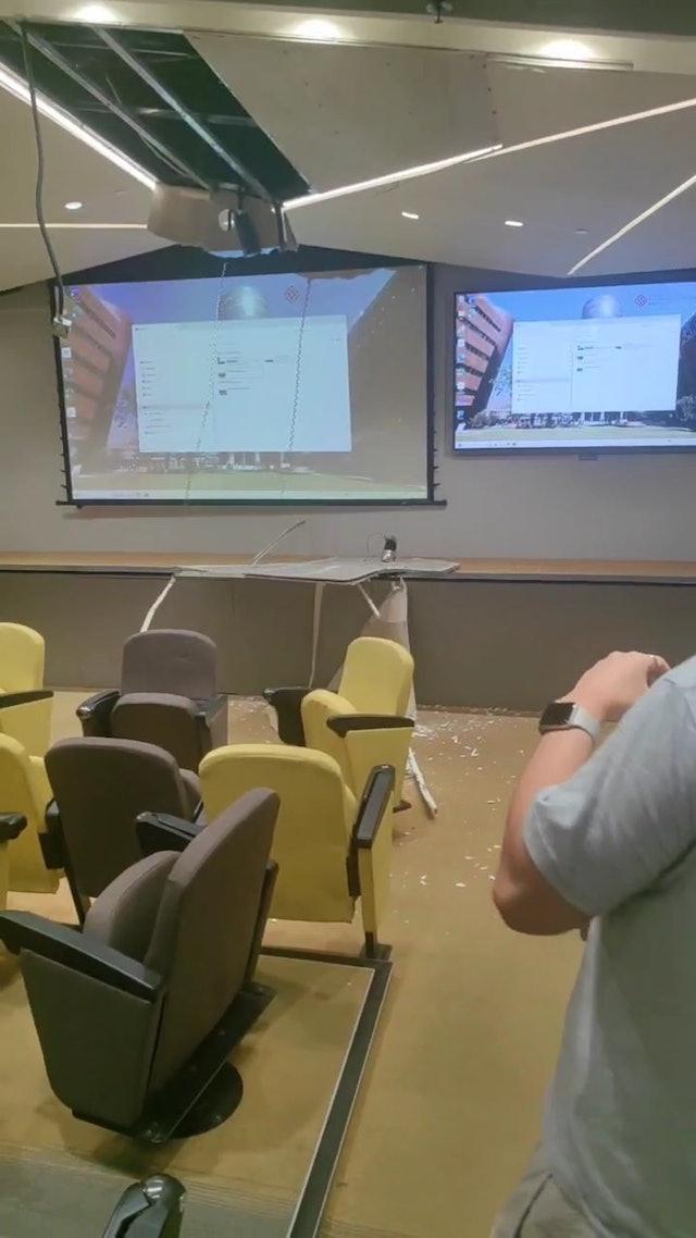 理大一課室上課期間突然天花板坍塌,並發出巨響。(小紅書影片截圖)