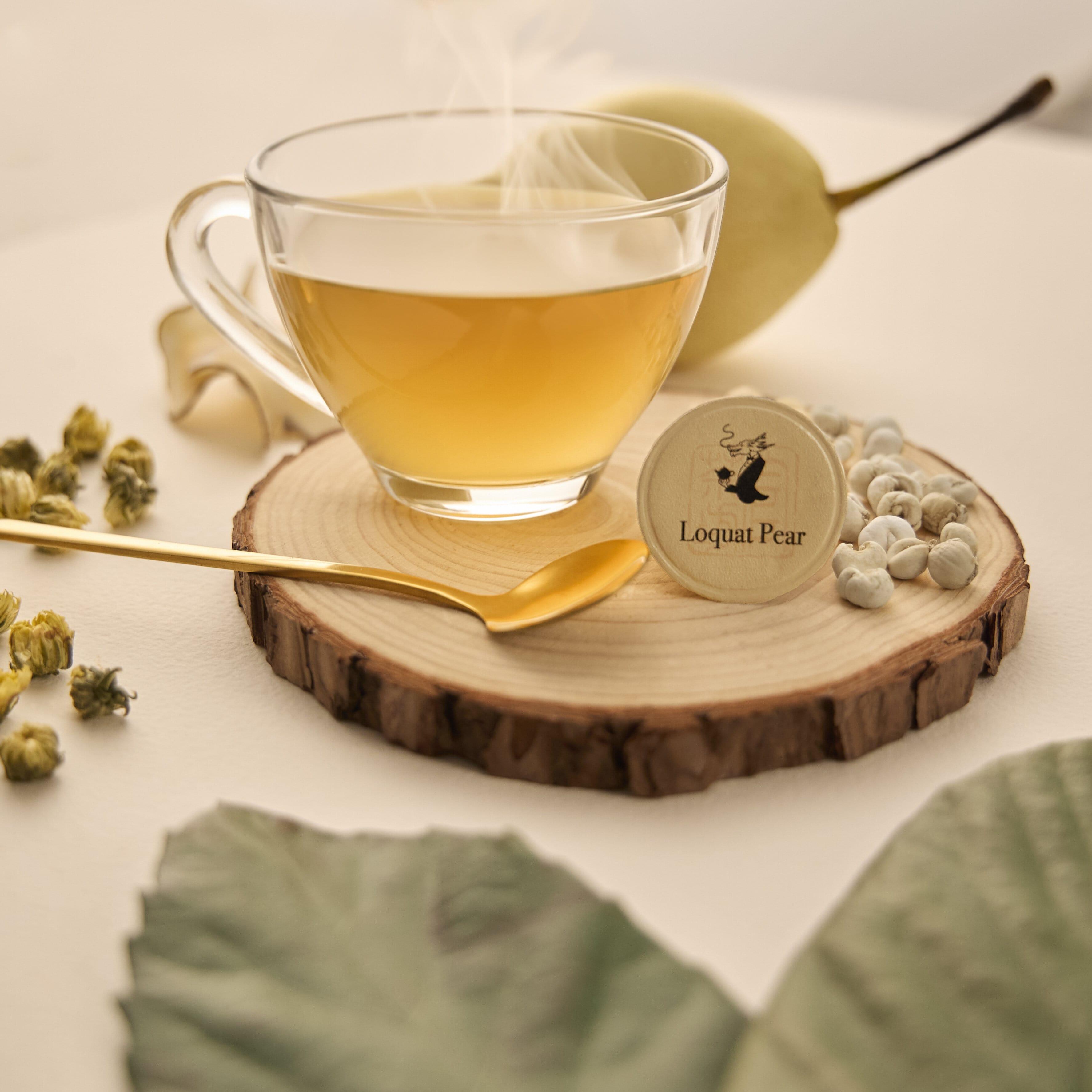 枇杷雪梨茶以枇杷葉和雪梨為主料,並加入珍貴川貝母、海底椰及胎菊,潤燥生津,化痰止咳。