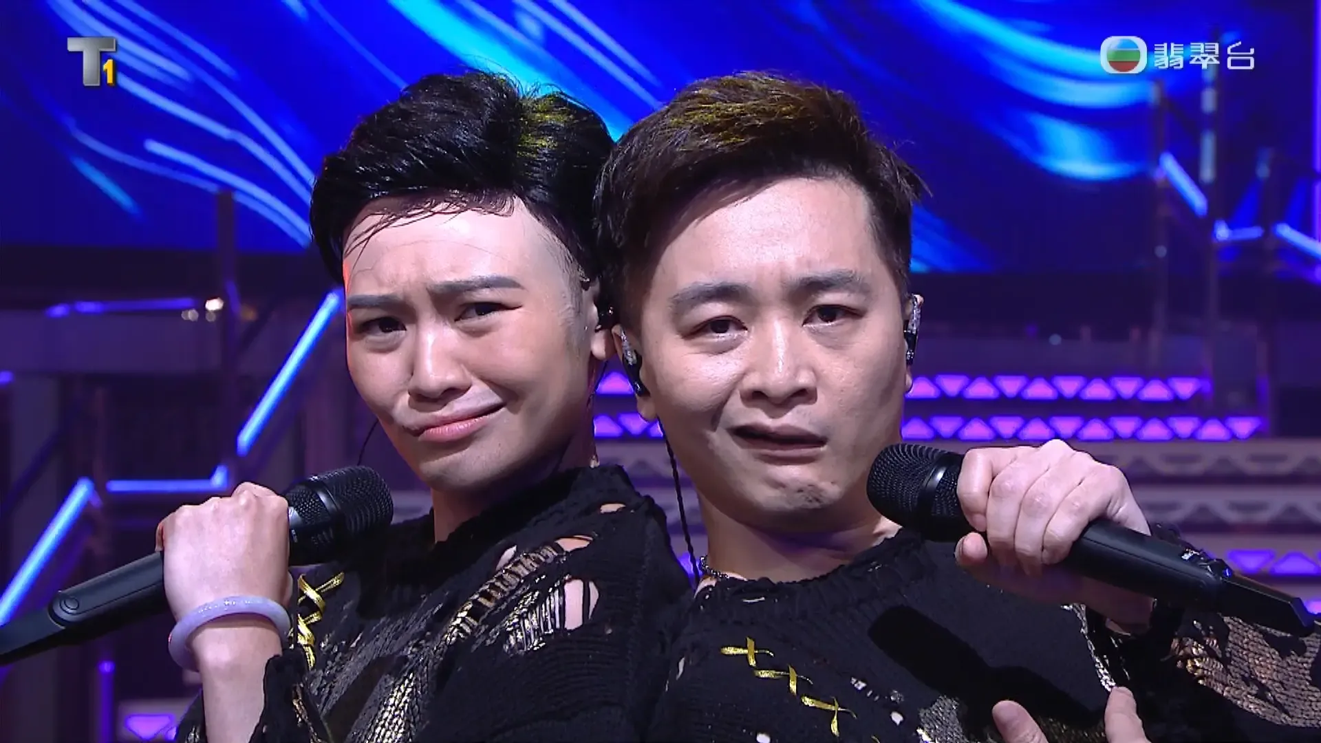 譚輝智、關嘉敏合體跳《屈到病》。