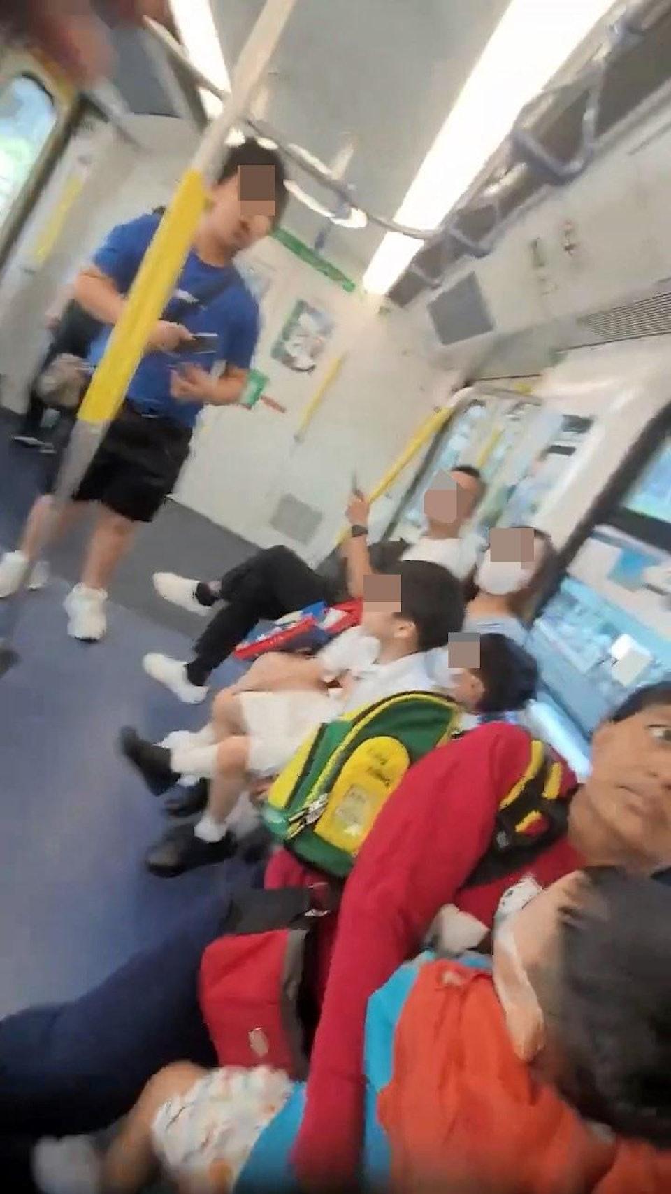 起初一名孭着名牌手袋的港媽對一名穿藍色衣服男生拍攝其孩子表示不滿。(網片截圖)