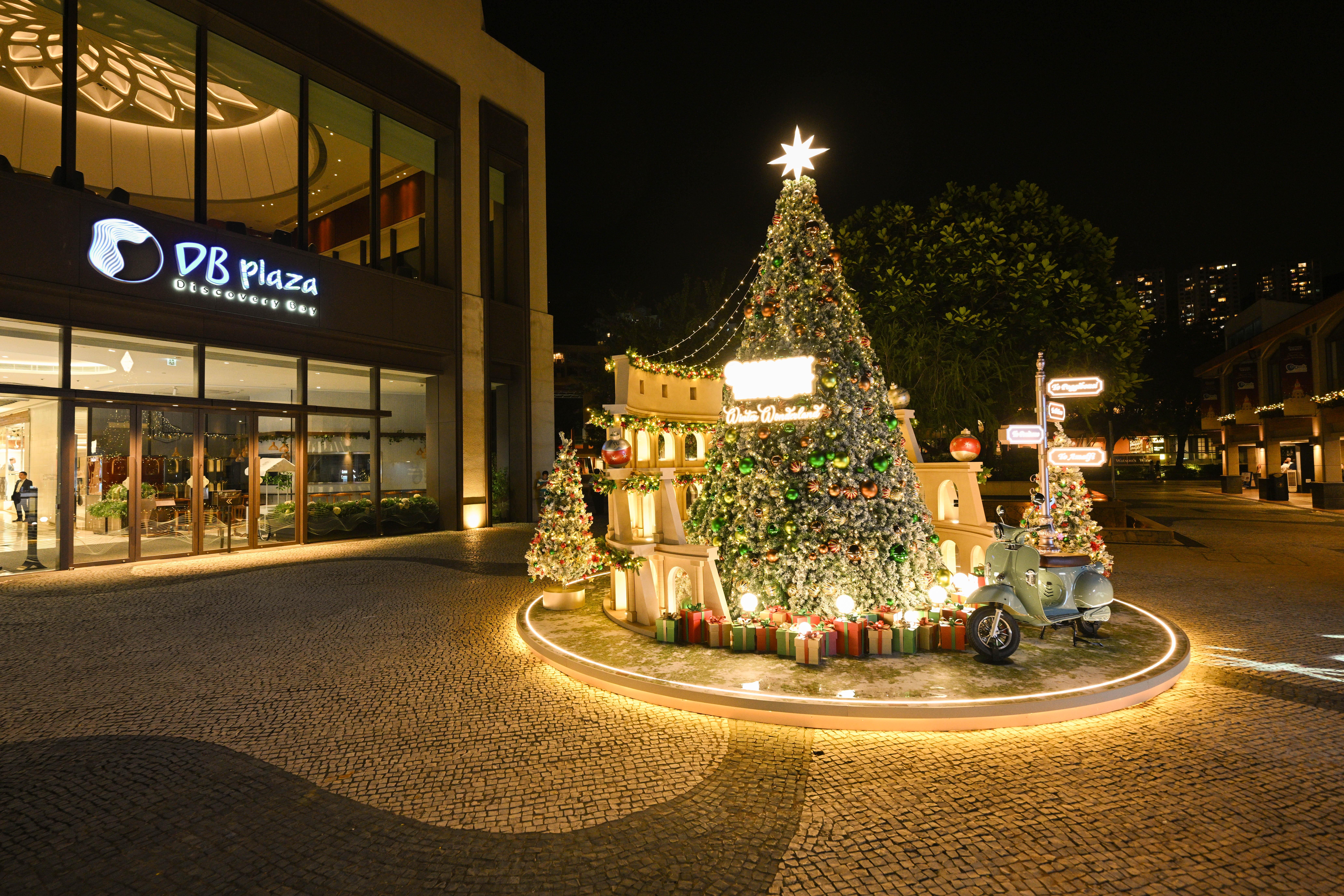 愉景廣場的聖誕裝飾以「羅馬競技場」為主題,結合古羅馬建築特色和5米高的聖誕樹,營造出獨特的節日氣氛。