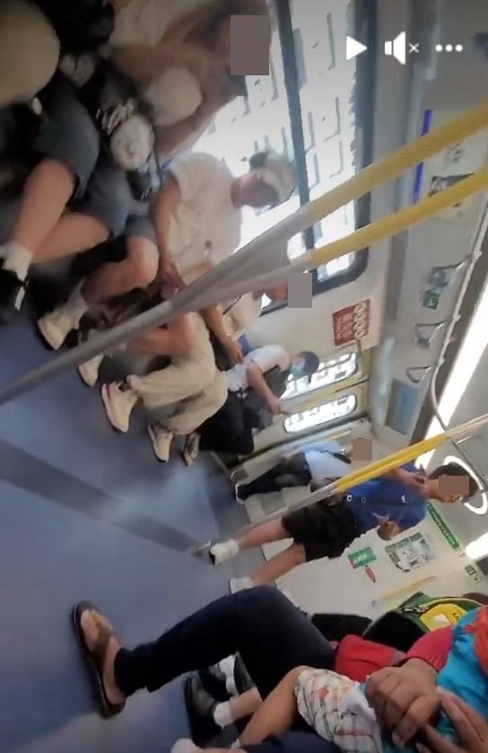 起初一名孭着名牌手袋的港媽對一名穿藍色衣服男生拍攝其孩子表示不滿。(網片截圖)