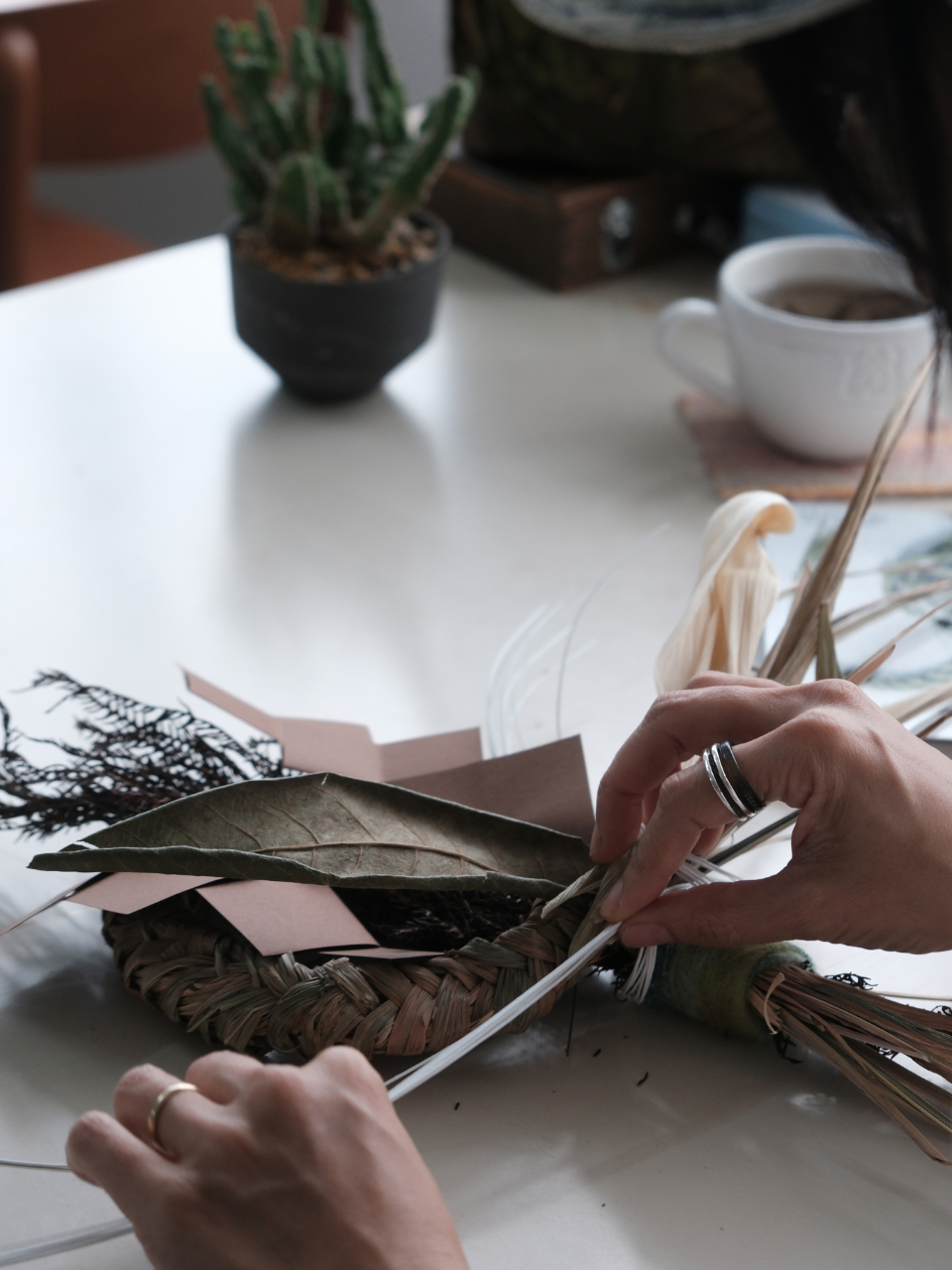 在園區收集樹枝、樹葉和野草,轉化成藝術品。