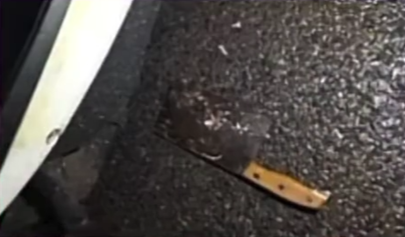 重慶一社區21日發生一宗高空擲物傷人事件,受害人蘇男被菜刀砸傷肩膀。(微博圖片)