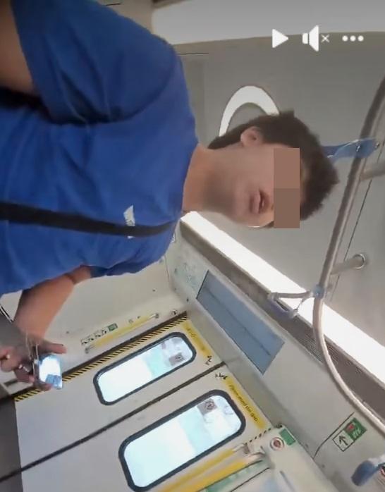 起初一名孭着名牌手袋的港媽對一名穿藍色衣服男生拍攝其孩子表示不滿。(網片截圖)