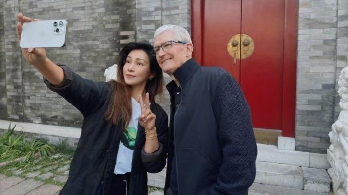 庫克再次訪華,並在北京胡同與攝影師陳漫合照及同行等。(Tim Cook微博圖)