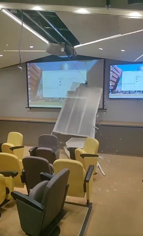 理大一課室上課期間突然天花板坍塌,並發出巨響。(小紅書影片截圖)