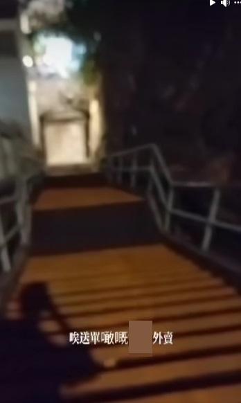 網上熱話|「瘋狂外賣員」行觀塘功樂道長命梯大發晦氣。(網片截圖)