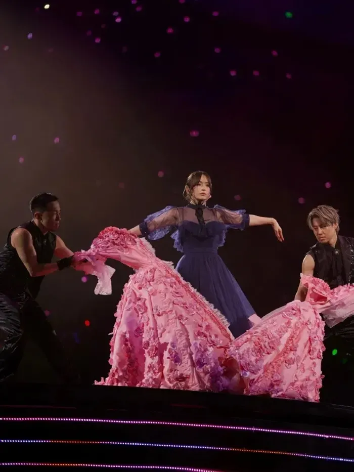 左右撕開變成透視裙。