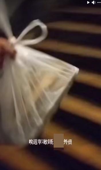 網上熱話|「瘋狂外賣員」行觀塘功樂道長命梯大發晦氣。(網片截圖)