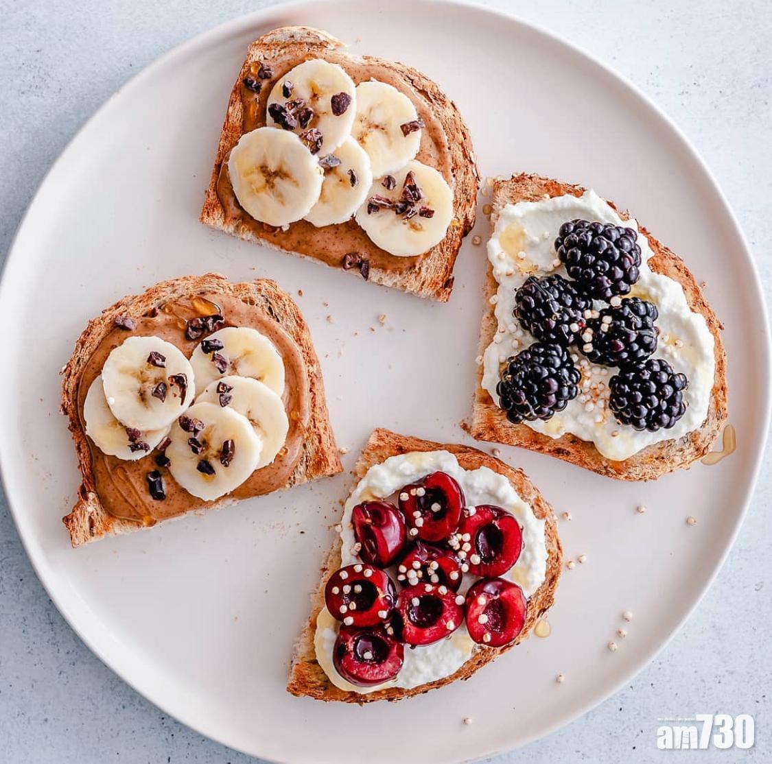 除了香蕉和藍莓這個最佳配搭外,也可以以其他莓類,如紅桑莓、黑莓作為食材。 (instagram @toastiesandco)