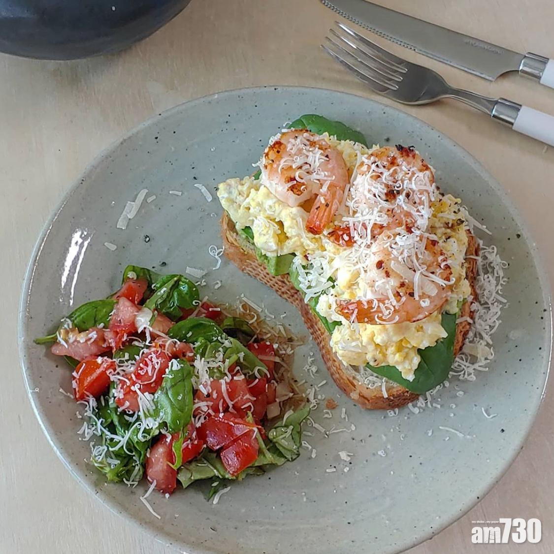 以炒蛋和蝦仁製成的Open Sandwich,再配上新鮮的沙律來打開新的一天吧! (instagram @handalsrud)