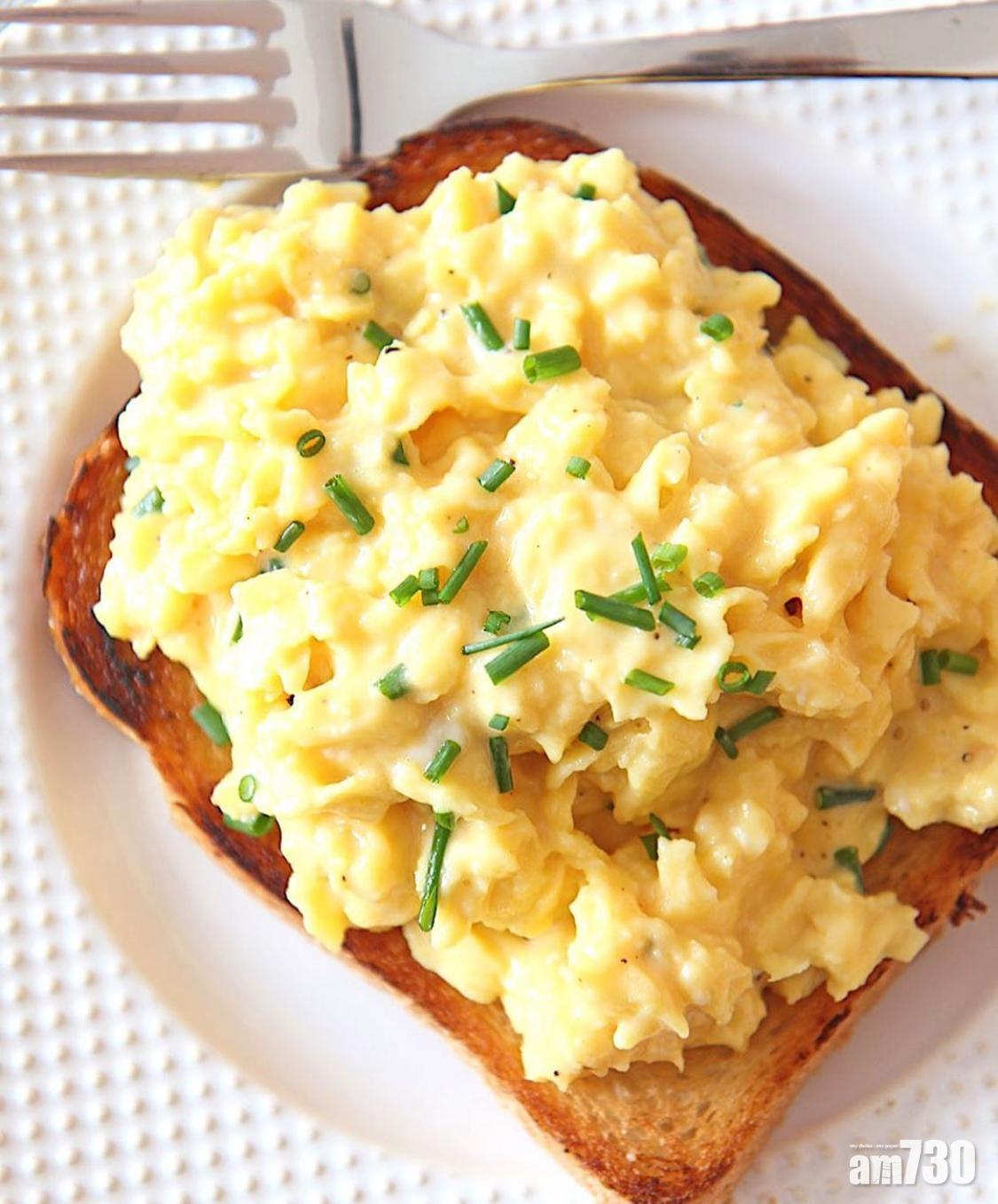 用在三文治上的炒蛋不宜煮得太熟,煮至軟嫩的口感即可。 (instagram @chophappy)