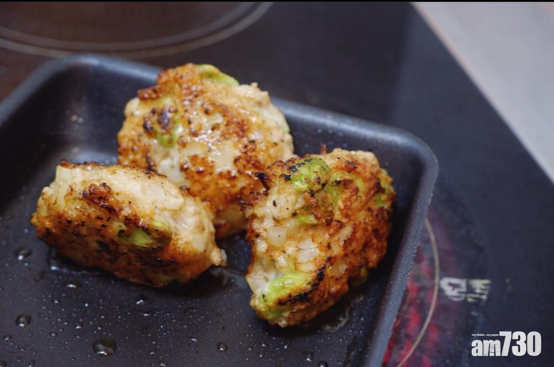 減肥食譜|香煎粟米雞肉餅煎的時候記得注意翻面。(Instagram@raku_daidokoro)