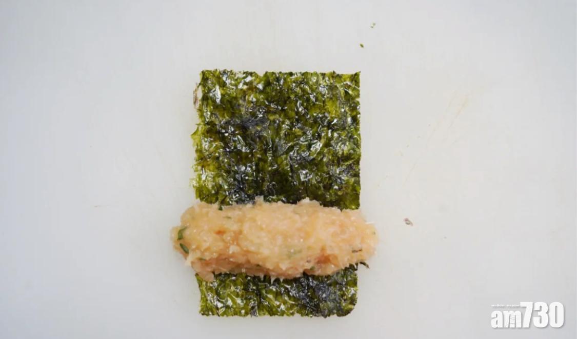 減肥食譜|紫菜雞肉卷製作時,雞肉醬捏成與紫菜差不多的闊度即可。