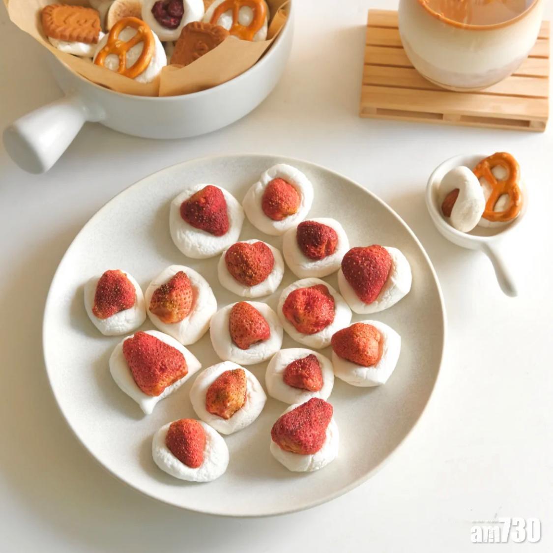 曲奇食譜|棉花糖曲奇加入士多啤梨乾的話,可以吃到多重口感。