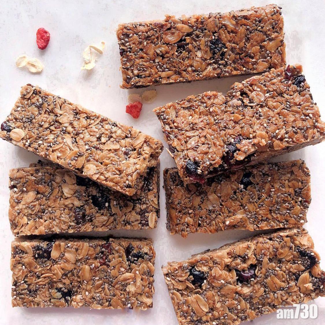 氣炸鍋食譜|製作朱古力能量棒時,可以利用刀切出整齊的形狀。