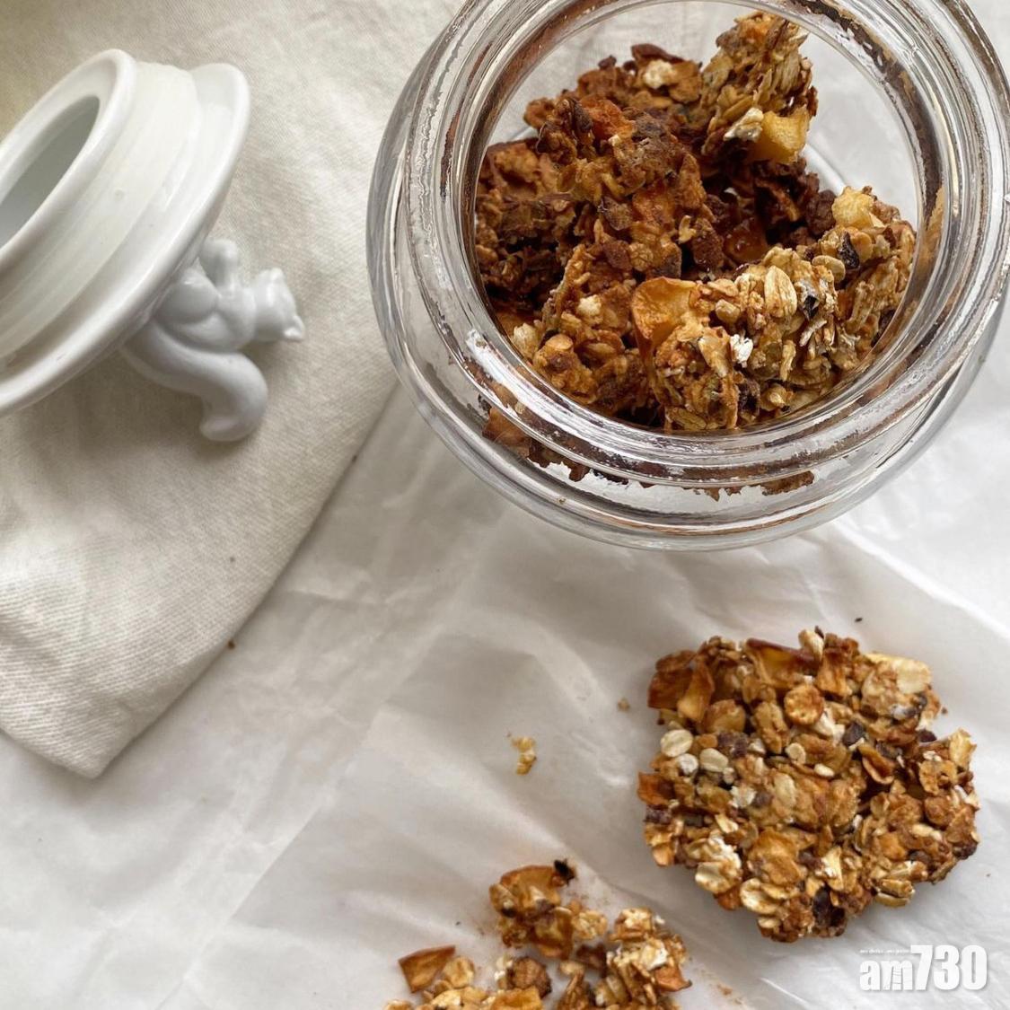 氣炸鍋食譜|製作朱古力能量棒時,不想太花心思,也可以隨心做出不同的形狀。