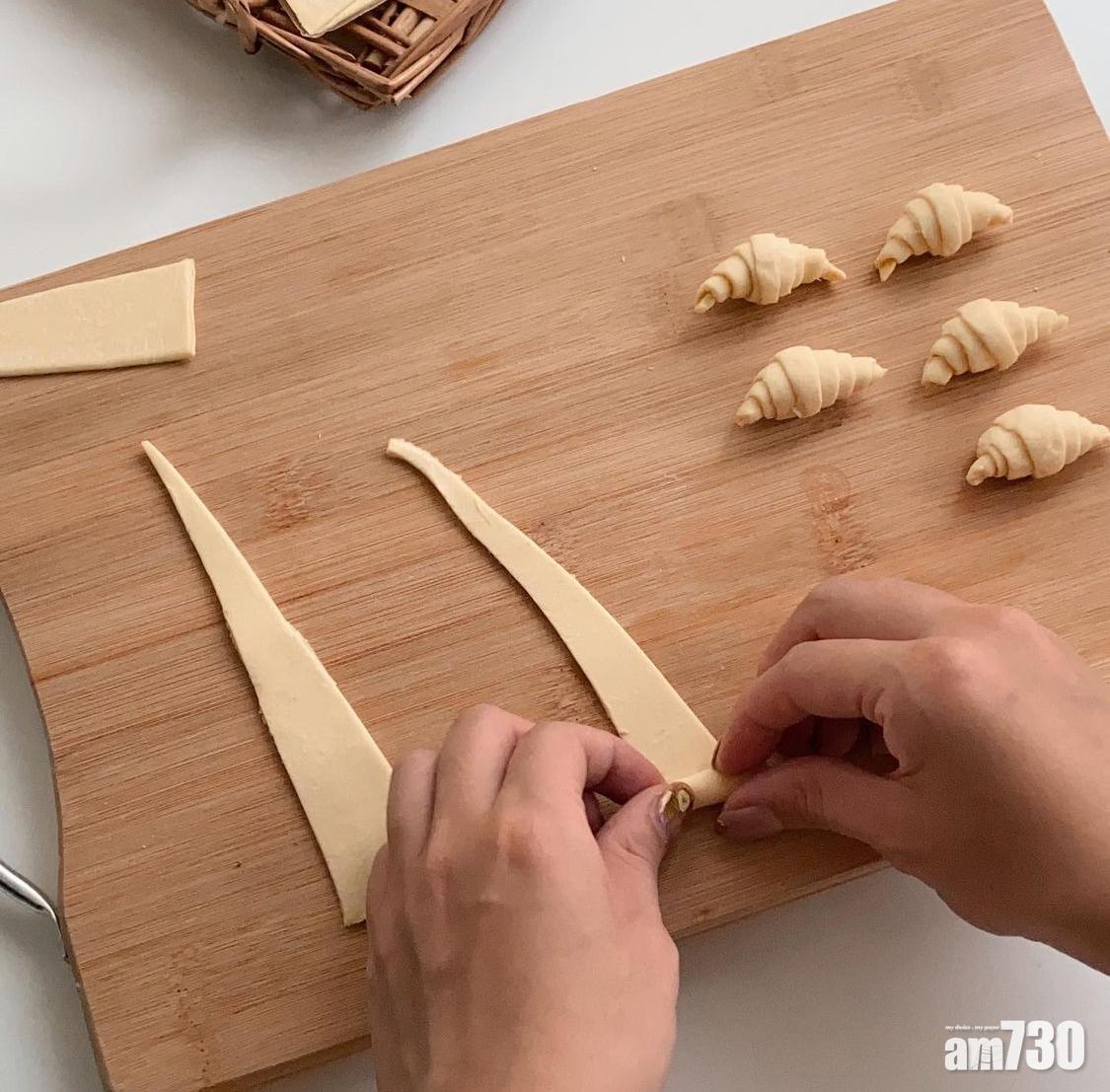 氣炸鍋食譜:一口牛角包製作時需要比較細心。