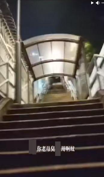 網上熱話|「瘋狂外賣員」行觀塘功樂道長命梯大發晦氣。(網片截圖)